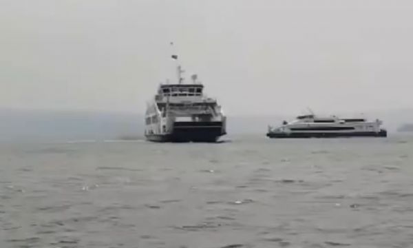 Arabalı vapur karaya oturdu!